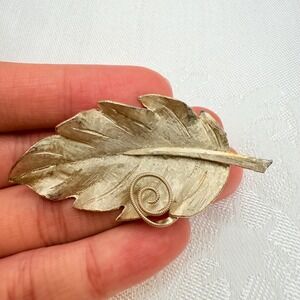 Vintage 60s B. Steinberg Kaslo BSK Gold Tone Leaf Foliage w/ Swirl Accent Brooch